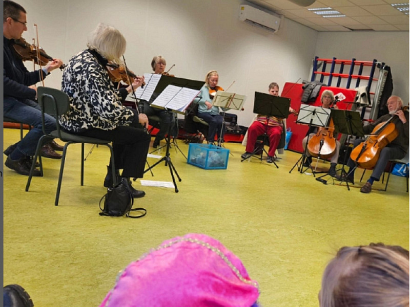 Strijkorkest op bezoek bij ons op school!