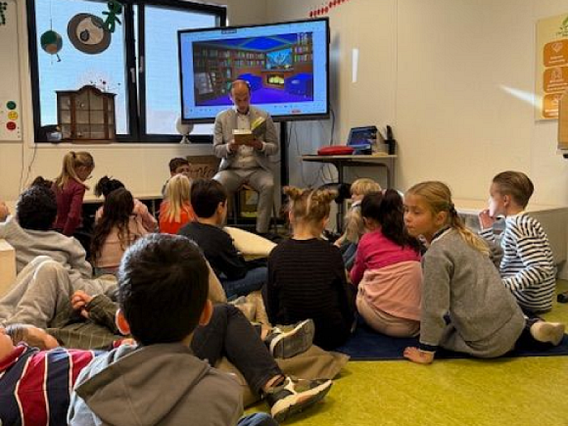 Wethouder Gijs van Malsen leest voor